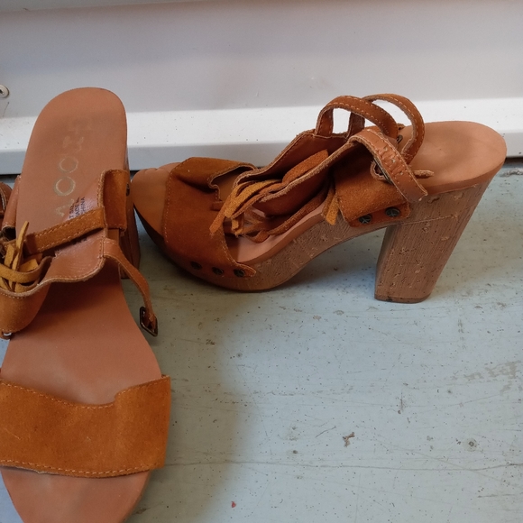 Sandles - Picture 2 of 2